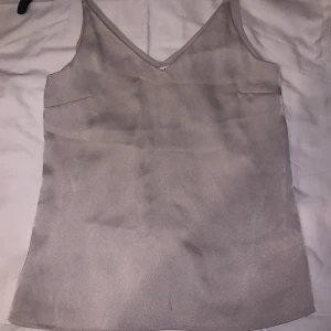 Grå/beige linne - Fint sommar linne/topp, storlek 34 men passar även en 36, okej skick, finns i halmstad men går att fraktas