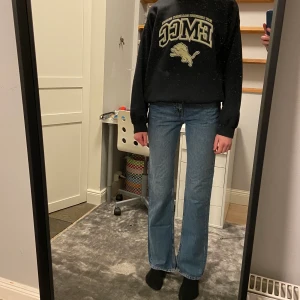 Jeans - Fina blå jeans från pull & bear💕💕 Använda endast ett fåtal gånger. Slits längs ner på benen. Storlek 36, och sitter såhär på 178 lång. Men passar även kortare och lite längre. Buda i kommentarerna och flera är intresserade!