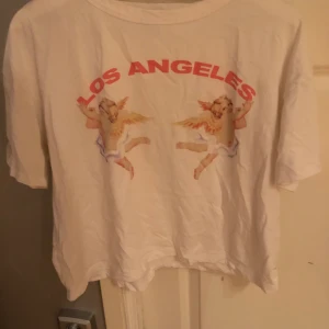 T-shirt med änglar på - Så söt t-shirt från Zara. Motiv med änglar på framsidan. Storlek M