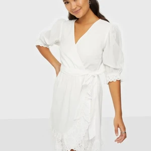 Vit klänning - Helt ny, enbart provad. Storlek M