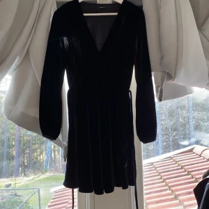 Ginatricot Klänning strl xs - Klänning i satin från ginatricot, storlek xs. Köptes för 500kr och sälj för 250kr men pris kan diskuteras. (Finare i verkligheten!)