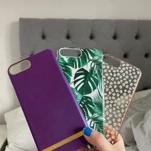 iPhone 7/8 + skal - Säljer dessa tre mobilskal för iPhone 7/8 plus. Kostnaden är 50kr styck eller alla tre för 120kr‼️ Det lila är från richmond and finch, det gröna från ideal of sweden och det blommiga från pull&bear. Det gröna har en liten spricka över kameran men är inget som märks när den sitter på och stör inte heller✨