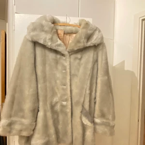 Jacka fuskpäls - Superfin jacka i fuskpäls, aldrig använd och prislapp fortf kvar! Färg: silver/grå. Knappar och tjockare krage. Storlek: passar en s/m (då även lite oversized). OBS exkl frakt!