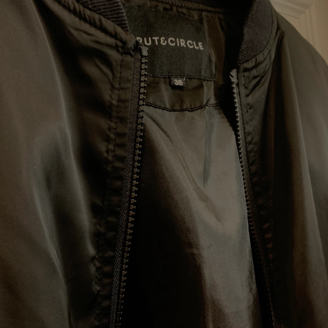 Svart bomberjacka från Rut&Circle - 90