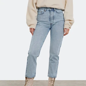 Jeans  - Jätte snygga jeans från bikbok som tyvärr är förstora för mig:/ använd 1-2 gånger. Stl 28. Nypris 599kr. Lägg bud