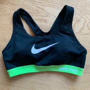 Nike vadderad sport-BH i Small. Något använt skick men fortfarande väldigt fint. Nypris ca 500kr, säljer för 140kr inkl frakt✨