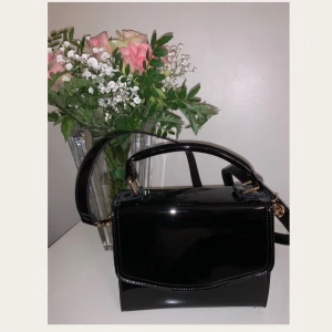 Svart läderväska  - Svart (fake) läderväska, köppt från NA-KD.