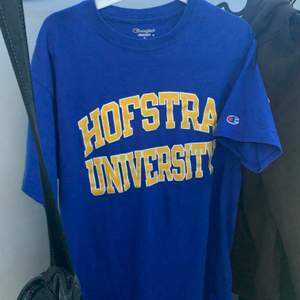 vintage t shirt, hofstra university. fin blå färg! äkta ofc. champion märke på vänstra ärmen