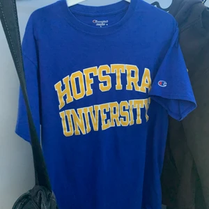 champion vintage t shirt - vintage t shirt, hofstra university. fin blå färg! äkta ofc. champion märke på vänstra ärmen