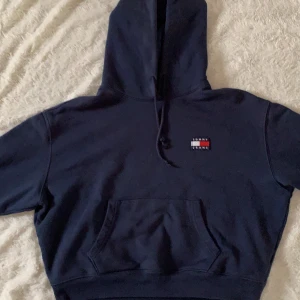 Tommy Hilfigure - jag köpte den här från MQ för 1500 kr, det passar bra med alla svarta byxor!!