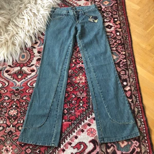 Utsvängda jeans✨ - Utsvända och lågmidjade jeans med snygg detalj nedtill. Fint skick!❤️