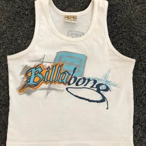 Billabong top - Säljer mitt Billabong linne då den inte kommer till användning längre. Sitter tight på mig som vanligtvis bär storlek 38. Skriv privat för fler bilder. Frakt är ej inkluderat🤍
