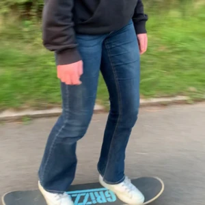 Bootcut jeans - Bekväma, medelmidjade bootcut jeans, storlek 38