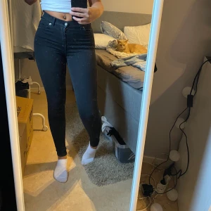 Dr denim jeans - Svarta dr denim jeans i storlek xs. Jag är 170🖤 frakt tillkommer 66 (spårbart)