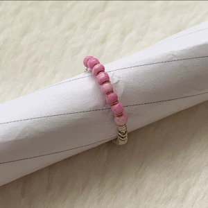 Ring  - Pris: 25kr   Färg: sliten ljus rosa   Material: silvrig ståltråd (ej äkta silver), ljusrosa plast pärlor  Storlek: Omkrets ca 48 mm   Diameter ca 16 mm  ❗️Frakt ingår ej❗️ Skriv privat vid köp!💞
