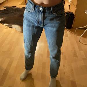 Jeans från weekday i storlek 29/30, aldrig använt då dom är för stora på mig😊 köparen står för frakten 😃