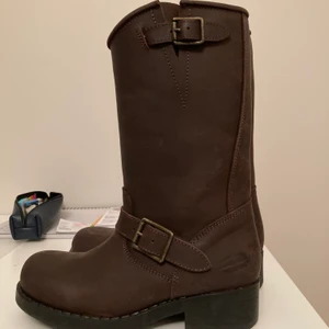 Johnny bulls 36 oanvända  - Oanvända Johnny bulls skor i storlek 36. Superfina i modellen ”mid boot”. Säljes då de inte passar mig :( 