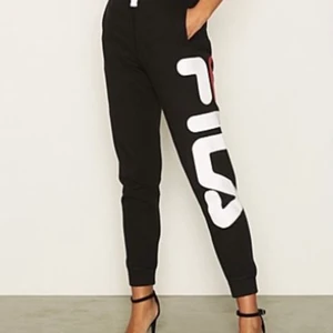 Fila mjukisbyxor  - Säljer dessa svarta mjukisbyxor ifrån fila med text på benet.                                                                                         Köpte dem för 400 kr, säljer dem för 150 kr + frakt 