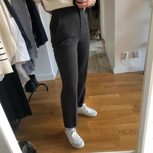 Grå kostymbyxor från NAKD💓 - Säljer mina fina kostymbyxor från NAKD så de tyvärr blivit lite för stora😆 startpris 200 sek eller bud i kommentarerna💓 kan mötas upp i Stockholm eller står köparen för frakten🙌🏻🎉