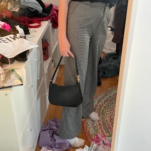 Rutiga kostymbyxor - Långa rutiga kostymbyxor. Grå och svart.