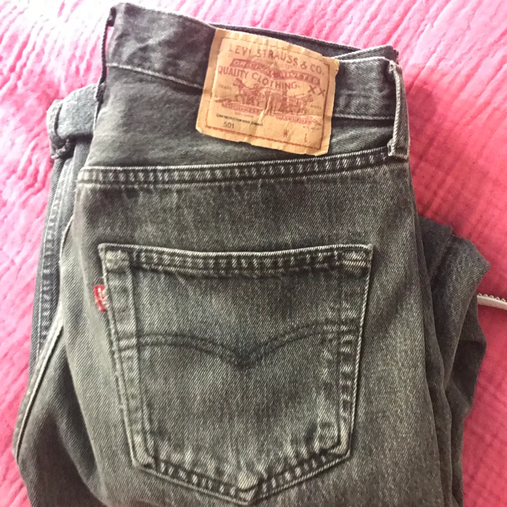Gråa retro jeans från Levis i grå tvätt. Passar mig som har storlek 26/32 i jeans men passar även 27. Dem är även uppvikta på bilderna. Köparen betalar frakt på 66kr 🤩🤩. Jeans & Byxor.