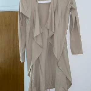 Beige trenchcoat - ..