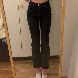 Fina svarta jeans från Gina Tricot i storlek 36. Passar bra på mig som är 173 cm lång. Använda cirka 15 gånger men används inte längre pga inte riktigt min stil. Skick 10/10. Köpta för 500 kronor.
