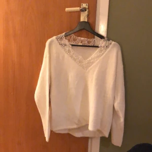Stickad tröja med spets - Stickad tröja med spets från H&M! 