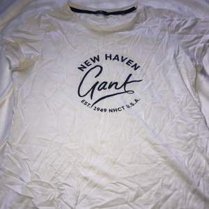  Gant tröja i storlek M! Knappt använt. Säljer för 100 kr Inkl frakt! Kan mötas upp i Linköping eller frakta! 