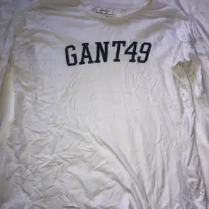Gant långärmad tröja i storlek M! Har 2 små hål men tänkte se om någon ville köpa den ändå. Kan mötas upp eller frakta! 60kr 
