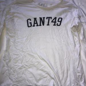 Gant långärmad i storlek M!  - Gant långärmad tröja i storlek M! Har 2 små hål men tänkte se om någon ville köpa den ändå. Kan mötas upp eller frakta! 60kr 
