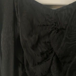 Topp från HM - Säljer denna fina topp med fin skurning, och så fint mönster från HM! Köptes här på plick men lite för liten för mig över bysten! Storlek 34 men skulle passa en 36 om man har mindre byst än E! Köptes för 80 kr tror jag säljer för 50, endast testad!!🤍