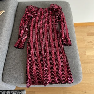 Rosa klänning  - En eosa glittrig klänning i storlek S, kom dm för hur den sitter på!