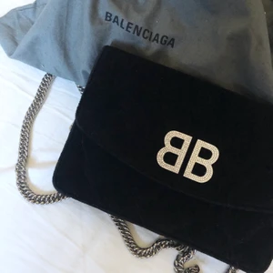 Balenciaga väska - Drööööm väskan från Balenciaga!! Väskan köptes på NK i Stockholm förra sommaren och kommer ej til så mycket användning då jag har andra väskor. Nypris för väskan är 10350 kr. Finns äkthetsbevis och kvitto. Pris kan absolut diskuteras🤎🤎😚