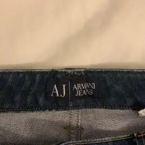 Super snygga låga raka jeans från armani, står 28 men uppskattar till en XS