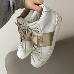 Valentino skor - Valentino Open sneakers i storlek 39,5. Vita höga med guld! Passar till allt