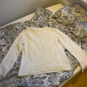 Fluffig tröja - Säljer denna superfina, mjuka & sköna tröja som är inköpt från H&m för ett tag sedan. Tröjan är använd ett fåtal gånger & är i strl XS. Undrar du något så är det bara att fråga, säljs för 100kr + frakt💕💕