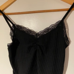 Söt topp - Söt svart topp med spets som passar ca S-M🤎