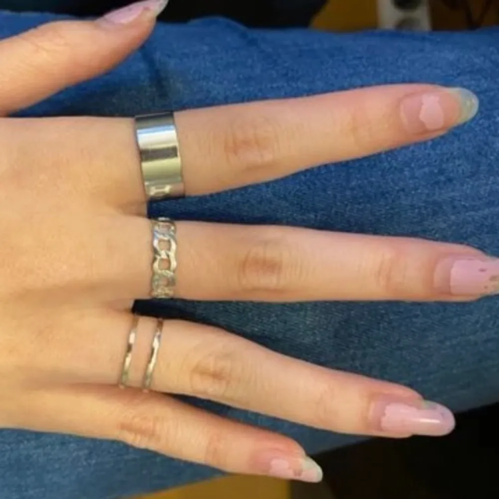 Hej säljer den här ringen i färgen silver🥰. Den användes ca 2 gånger. Säljer för 50kr. Många vill ha den så det blir bud. Man kan göra ringen mindre eller större. Accessoarer.