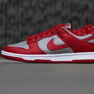 Nike Dunk Low UNLV - Hej!  Dags att sälja lite skor. (Skorna är inte ännu hemma, borde komma inom 1-2 dagar)  Nike Dunk Low UNLV Självklart äkta, direkt ifrån JD-Sport.  Skor för er som vill sticka ut i mängden och inte köra på Jordan 1 mids som alla har.  Storlekarna är: 38 & 38.5  Pris: 1699kr + frakt (skickas spårbart via postnord) jag kan även mötas upp i Kalmar-trakterna.  Om ni har några fler frågor, vänligen kontakta mig då.