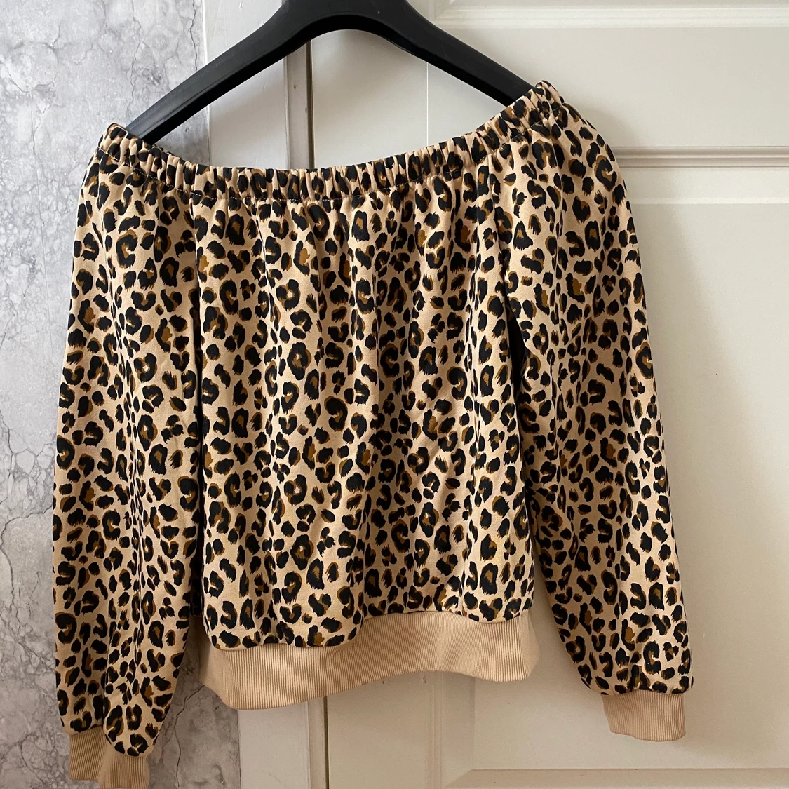 Offshoulder tröja leopard