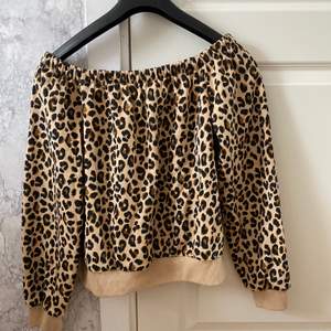 Säljer en offshoulder tröja med leopardmönster. Knappt använd då den inte var som jag hade tänkt mig. Den är i ett fint skick och djur finns i hemmet. 