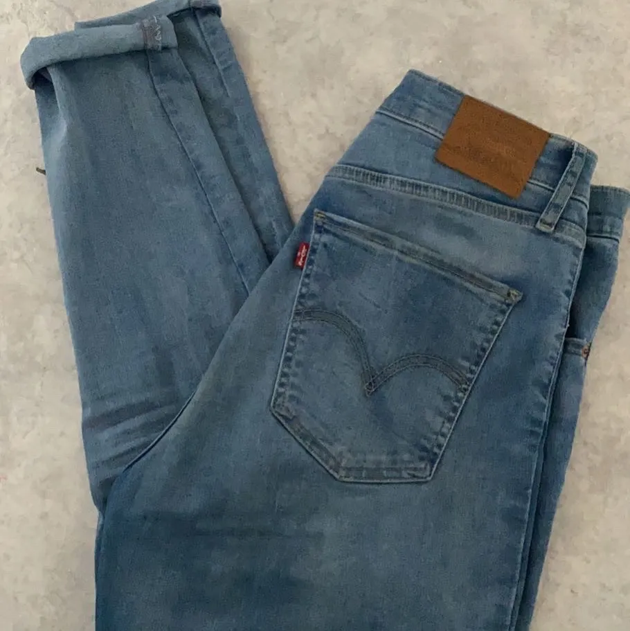 Säljer mina Levis jeans från Levis butiken på Marieberg, använda fåtal gånger ( 4-5 ungefär ) säljer pga viktnedgång då dom blivit alldeles för stora för mig. Köpt för 1099, säljer för 300. Dom är varken tvättade eller strukna men det gör jag när innan dom säljs. (Du står för frakt) storlek : W30 L30. Jeans & Byxor.