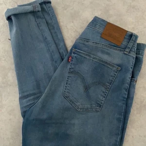 Levis jeans  - Säljer mina Levis jeans från Levis butiken på Marieberg, använda fåtal gånger ( 4-5 ungefär ) säljer pga viktnedgång då dom blivit alldeles för stora för mig. Köpt för 1099, säljer för 300. Dom är varken tvättade eller strukna men det gör jag när innan dom säljs. (Du står för frakt) storlek : W30 L30