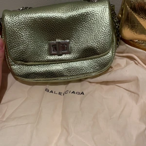 Väska - Jätte fin grön väska från Zara. Inte använd alls och har inga defekter eller slitningar någonstans. Jätte fin till partylooken eller bara till vardagen❤️