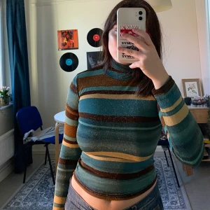 Vintage polo - Så vacker glittrig brun/blå/beige vintagepolo som inte kommer till användning :( från 90-tal ish och i helt okej skick!! Från märket Orimono. Saknar storlekslapp men uppskattar den som XS-S. Frakt ingår i priset!!🤎💙🤍