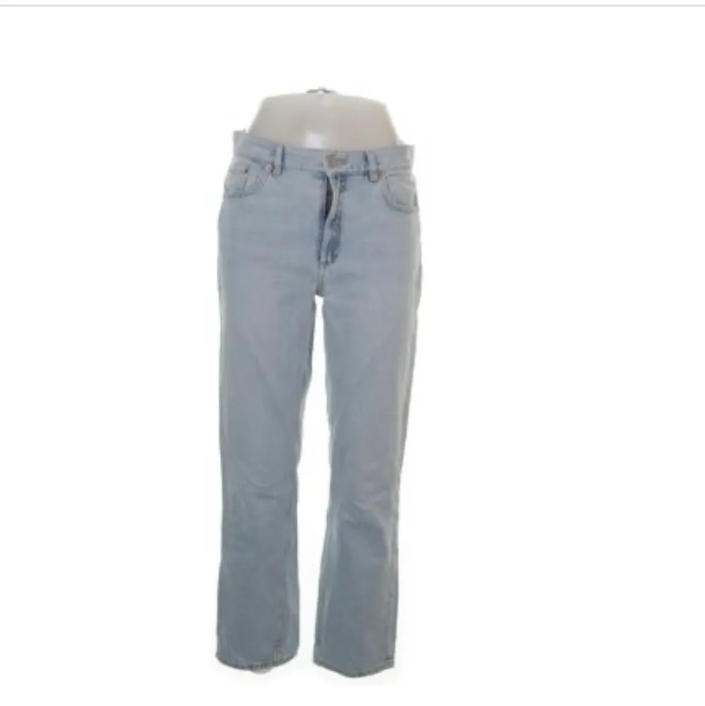Första bild lånad av @jsellout Säljer ett par jeans som jag köpte från sellpy som tyvärr var för små för mig. De är i super bra skick inga defekter från &other stories stockholm atelier. Storlek 28, men liten passform så den passar nog bäst om du har 34/36. Frakt 66kr.. Jeans & Byxor.