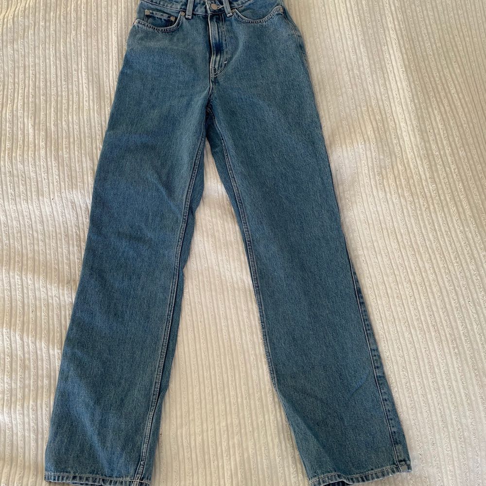 Ett par blåa straightleg jeans från weekday, modell ”rowe”. Aldrig använda💙. Jeans & Byxor.