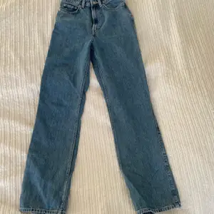 Ett par blåa straightleg jeans från weekday, modell ”rowe”. Aldrig använda💙