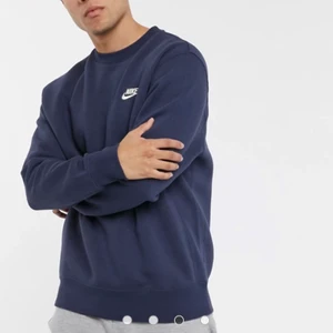 Nike – Club – Marinblå sweatshirt med rund halsringning - Helt oanvänd då jag köpte fel storlek. Prislappen sitter kvar. Storlek XL herr, men ganska liten i storleken (L-XL). Sitter även snyggt som oversize på mindre storlekar:) Nypris 489 kr.